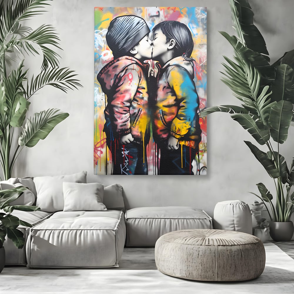 Tablou canvas cu tablou canvas cu doi copii sarutandu-se, fara rama, pe sasiu de lemn, pe perete intr-un living